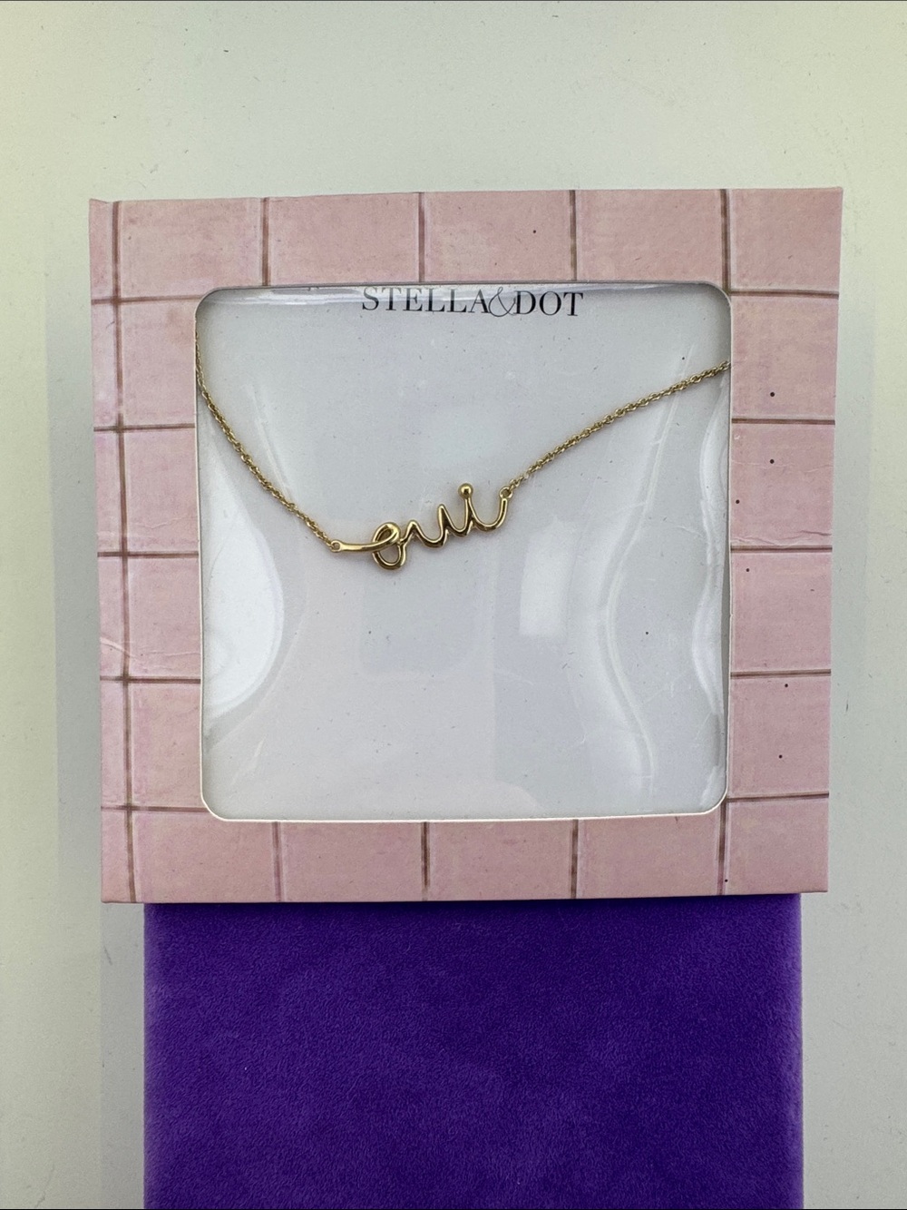 💛 Classic Stella & Dot Gold Oui Script Pendant Necklace